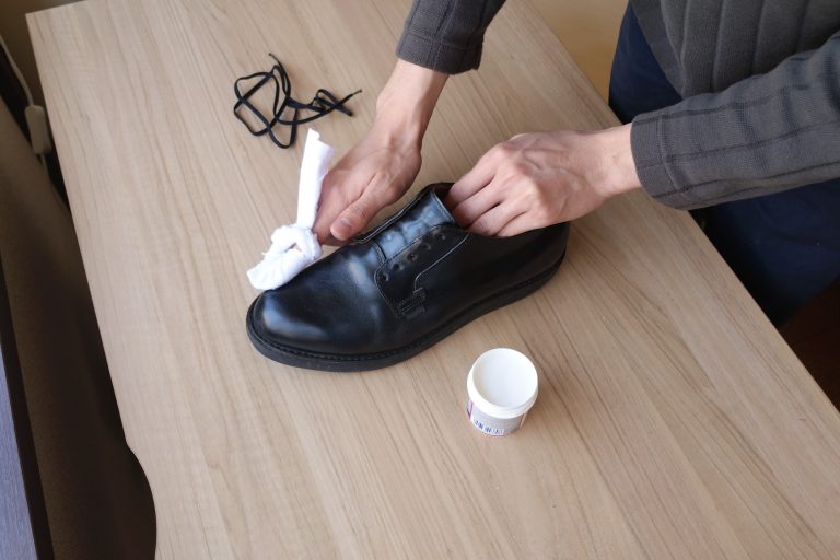 革靴の手入れにミンクオイルを使うべきでない理由と 3 つの使いどころ 化ノ革